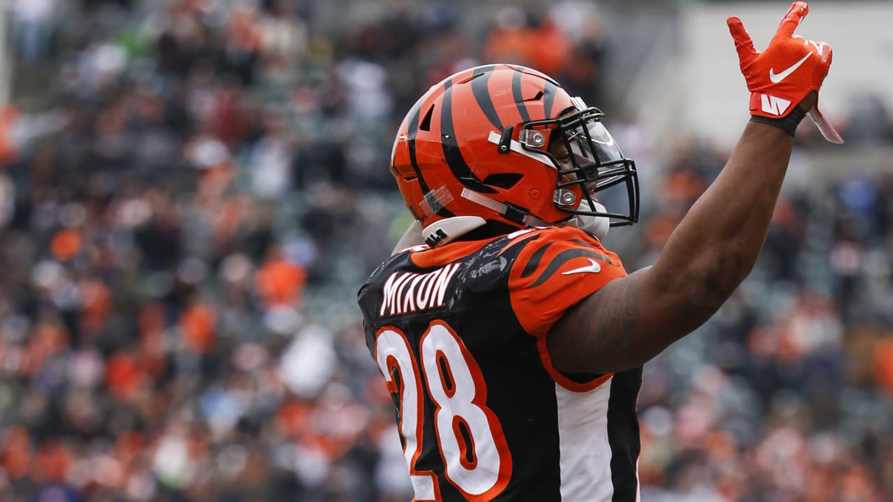 Cincinnati Bengals running back Joe Mixon, right, practices alongside  quarterback Andy Dalton, left, before an NFL football game against the New  York Jets, Sunday, Dec. 1, 2019, in Cincinnati. (AP Photo/Gary Landers