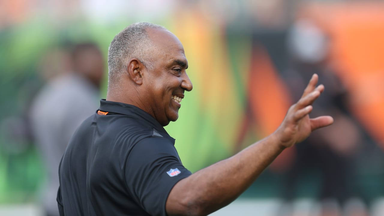 Cincinnati Bengals head coach Marvin Lewis tosses a ball before an