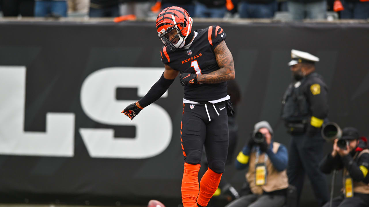 Ja'Marr Chase's helmet comes off after red-zone catch vs. Kyle Hamilton