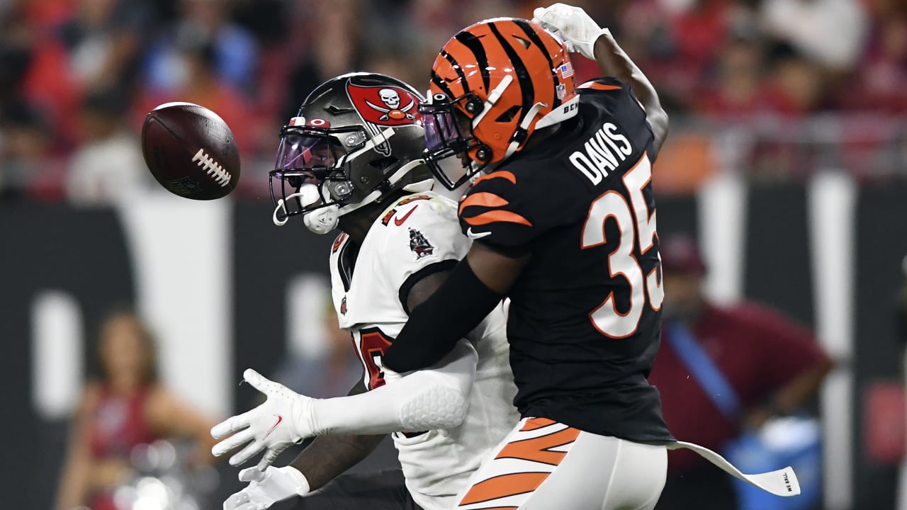 Cincinnati Bengals cornerback Jalen Davis (35) runs for the play during an  NFL football game against the Carolina Panthers, Sunday, Nov. 6, 2022, in  Cincinnati. (AP Photo/Emilee Chinn Stock Photo - Alamy