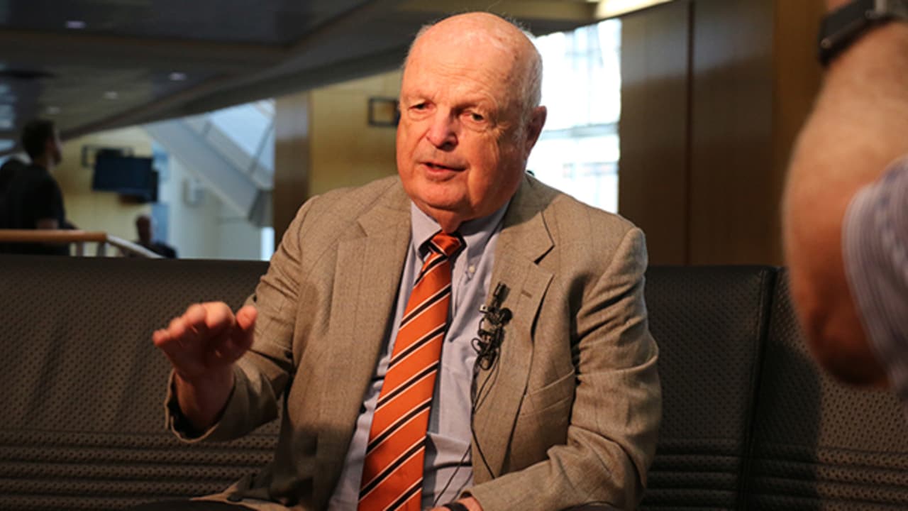 Brown welcomes Jerry to the Hall