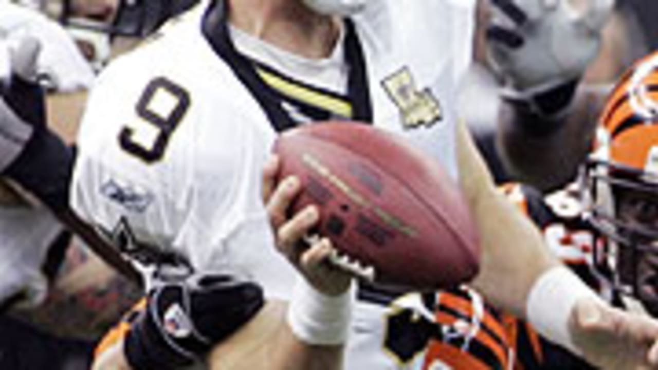 New Orleans Saints receiver Billy Miller takes a Drew Brees pass