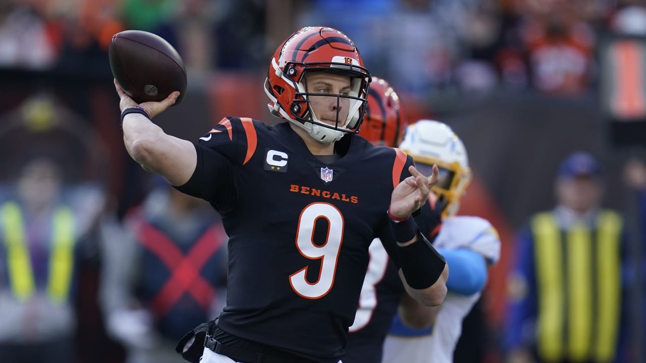 Joe Burrow treated for pinky injury during Bengals vs. Buccaneers