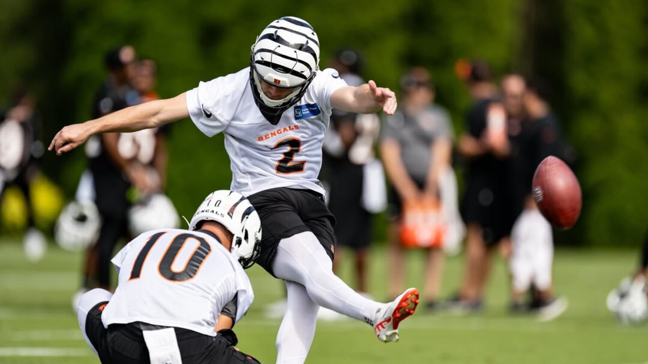 Joe Burrow Practices in Full Pads and Throws During Individual Drills