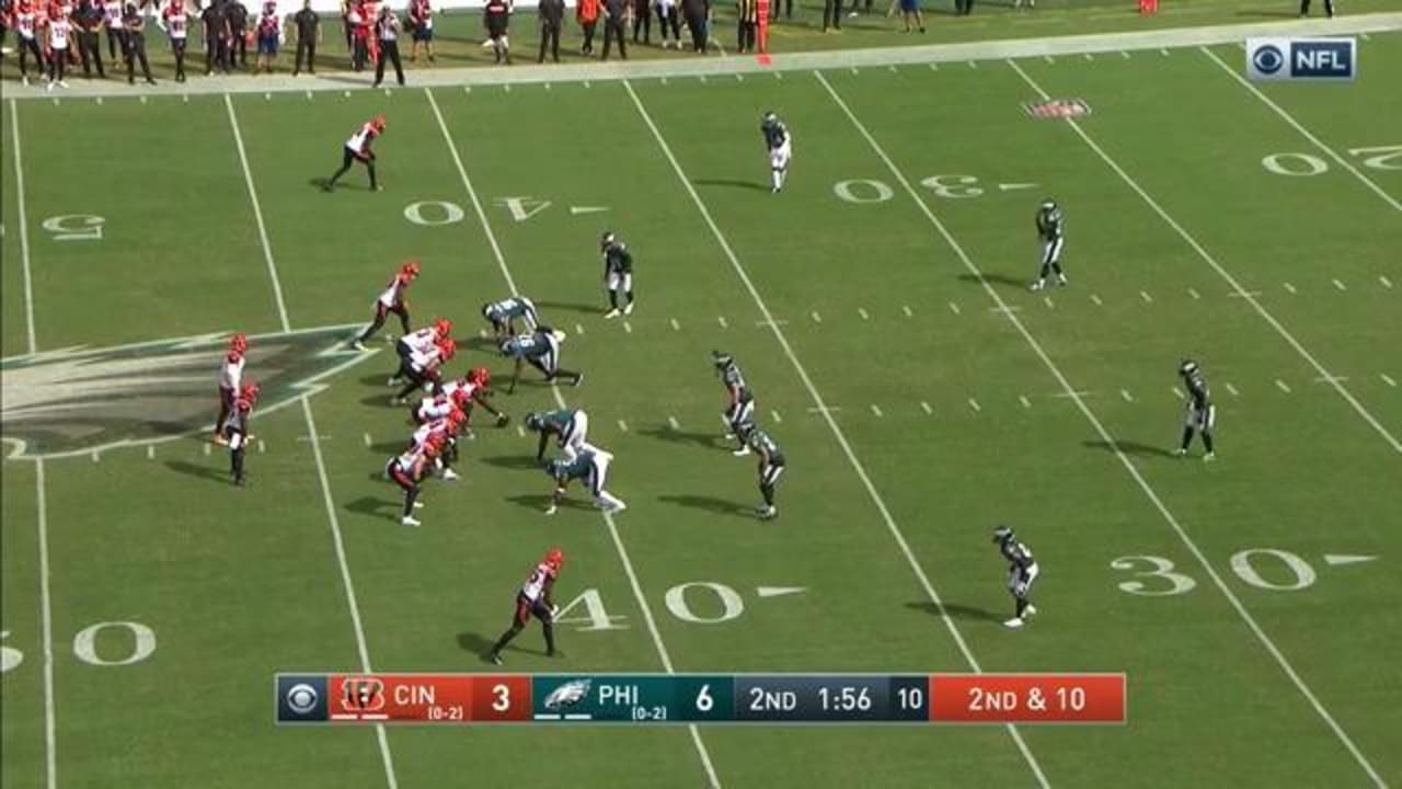 Joe Burrow slings sideline dart to Tee Higgins for 16 yards