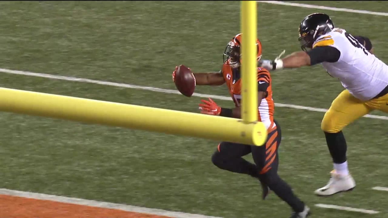 Cincinnati, OH, USA. 21st Dec, 2020. Ryan Finley #5 of the Cincinnati  Bengals runs with the ball during NFL football game action between the  Pittsburgh Steelers and the Cincinnati Bengals at Paul