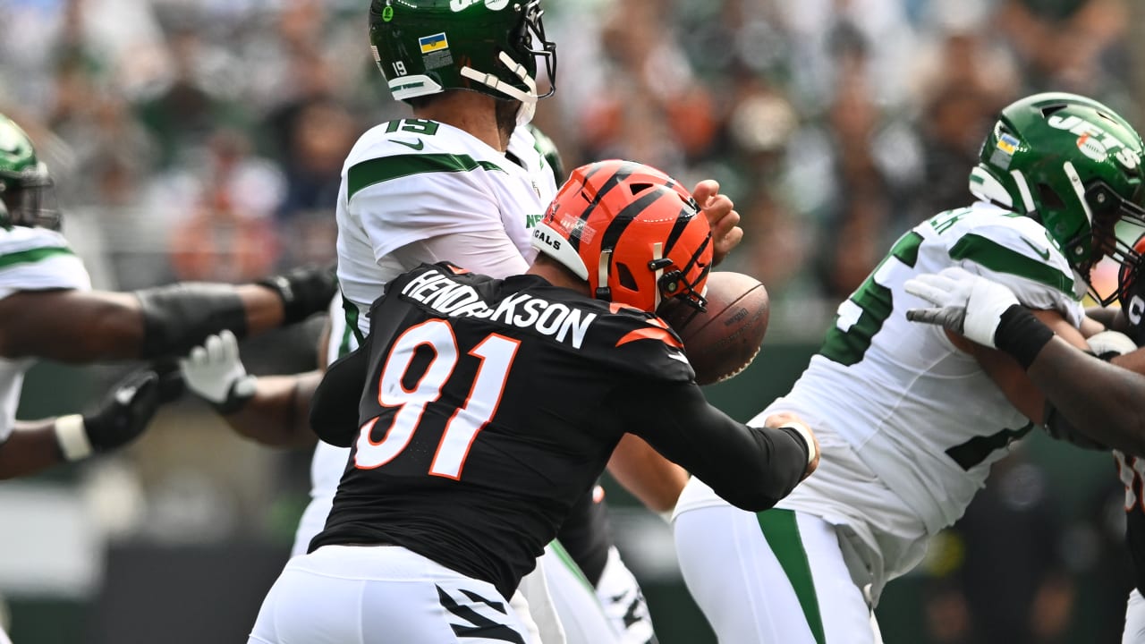 Chicago, United States. 19th Sep, 2021. Cincinnati Bengals defensive end  Trey Hendrickson (91) celebrates the tackle of Chicago Bears quarterback  Justin Fields during the second quarter at Soldier Field in Chicago on