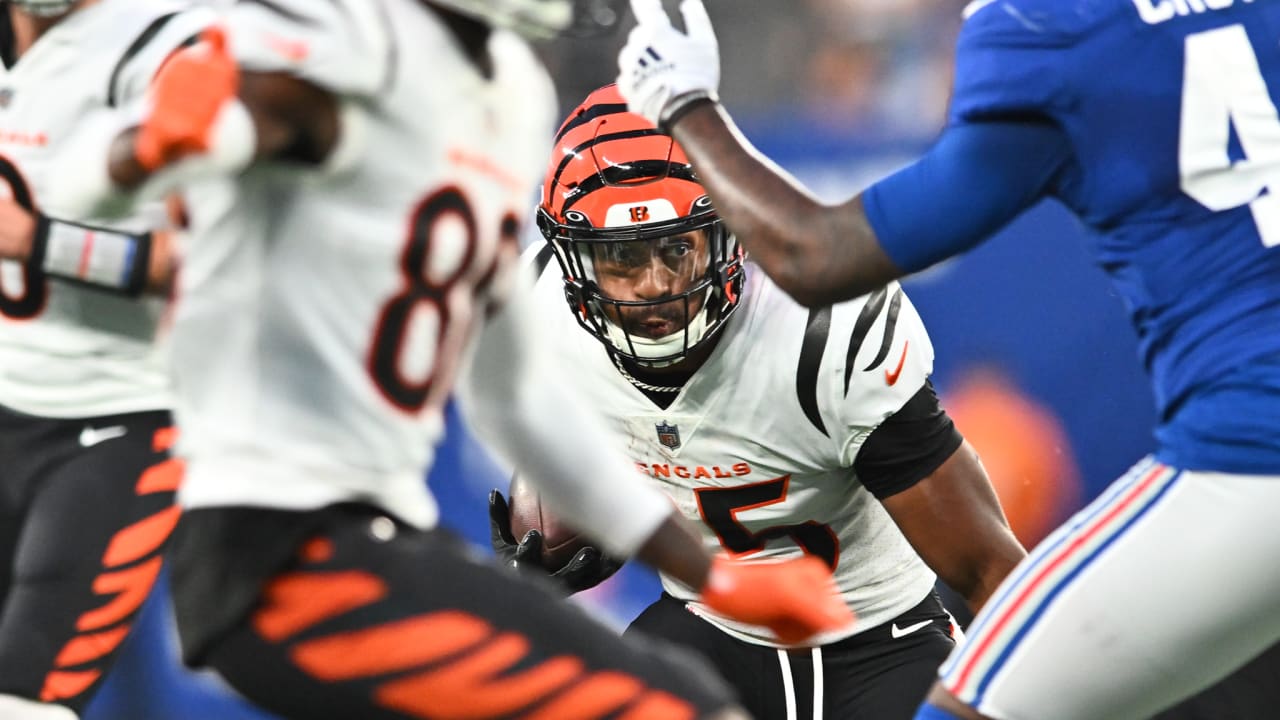 Can't-Miss Play: Cincinnati Bengals wide receiver Trent Taylor channels Jim  Edmonds on diving face-plant catch