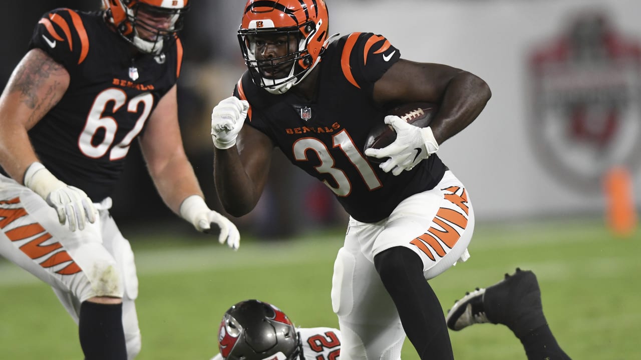 Cincinnati Bengals defensive tackle Tyler Shelvin (99) runs onto the field  in the second half of