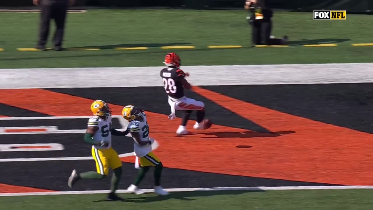 Joe Mixon rushes for an 8-yard touchdown vs. Packers