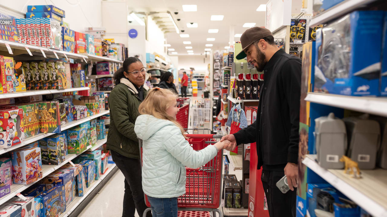 Bengals' Bates treats kids, single moms to unforgettable experience