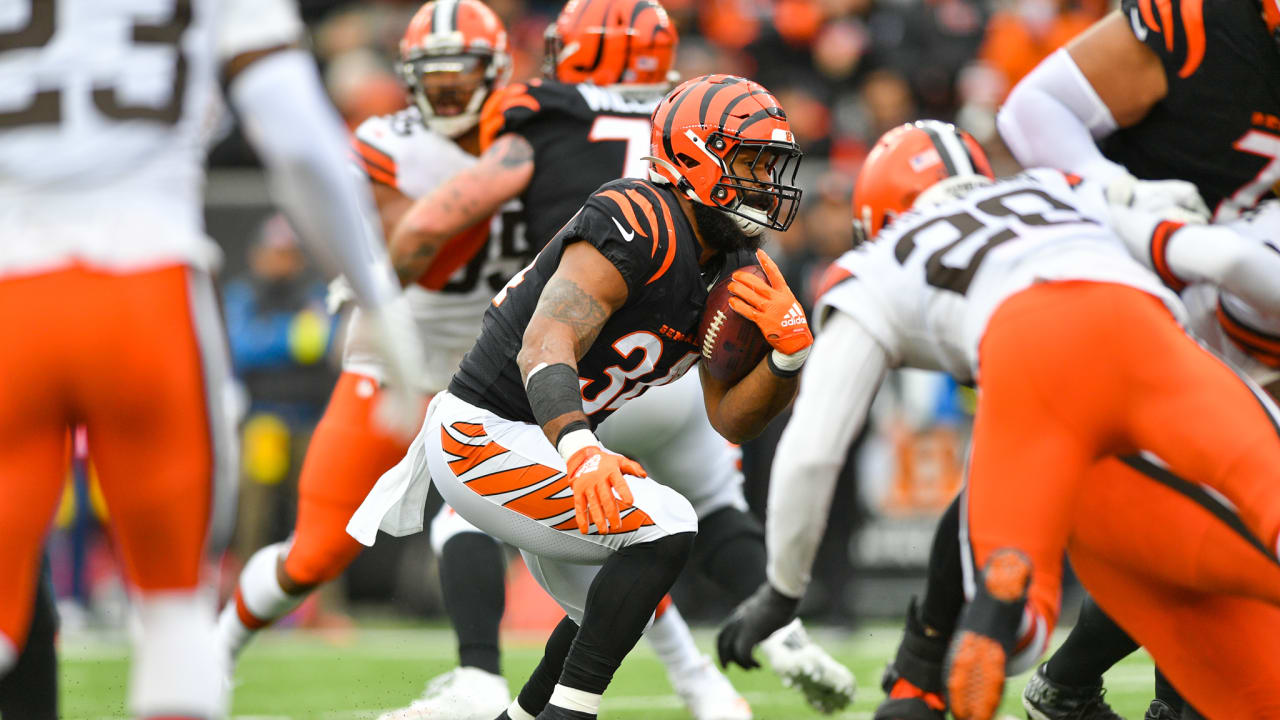 Watch the Bengals tie the Titans at 10 with Samaje Perine's TD run 