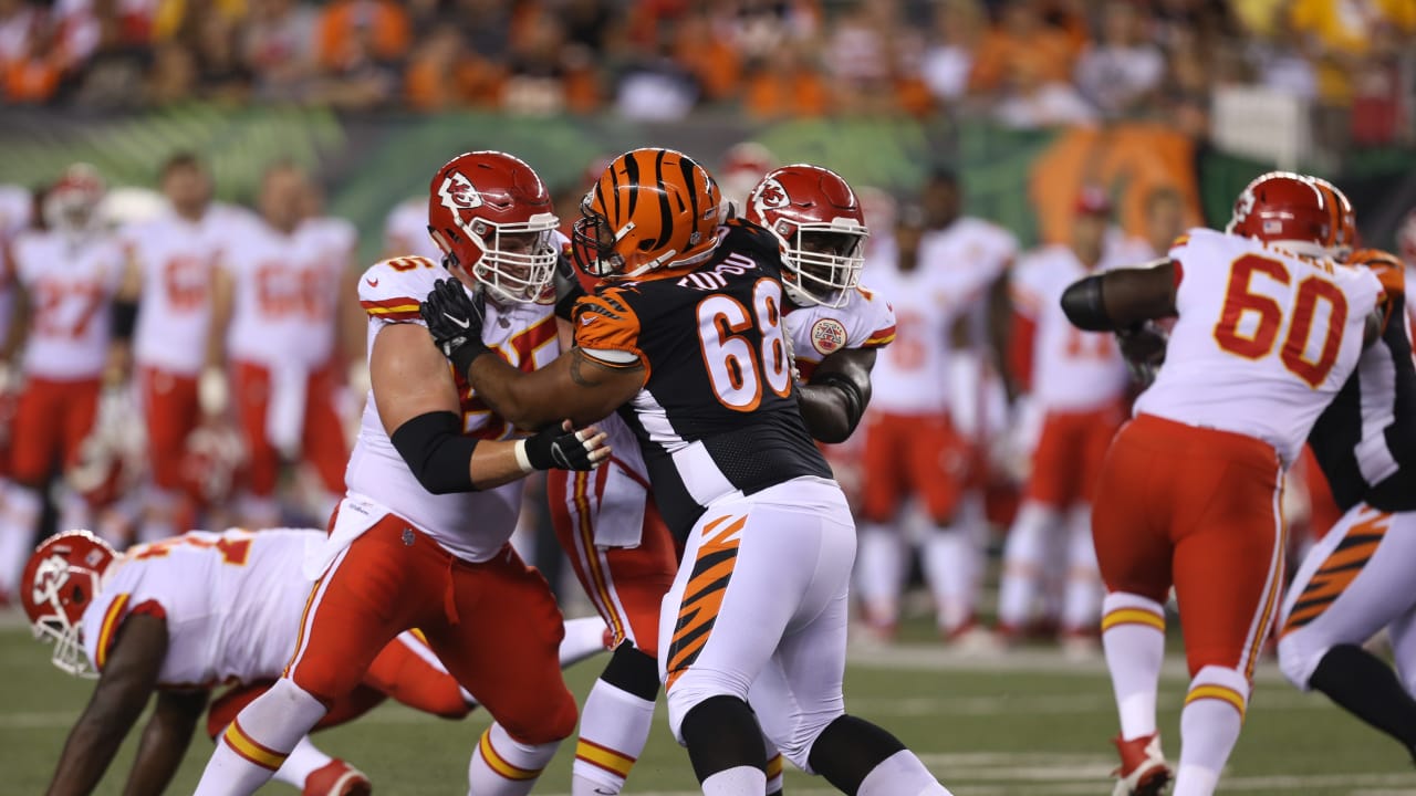 Tyler Boyd bounces off Steelers' defender and runs for a touchdown