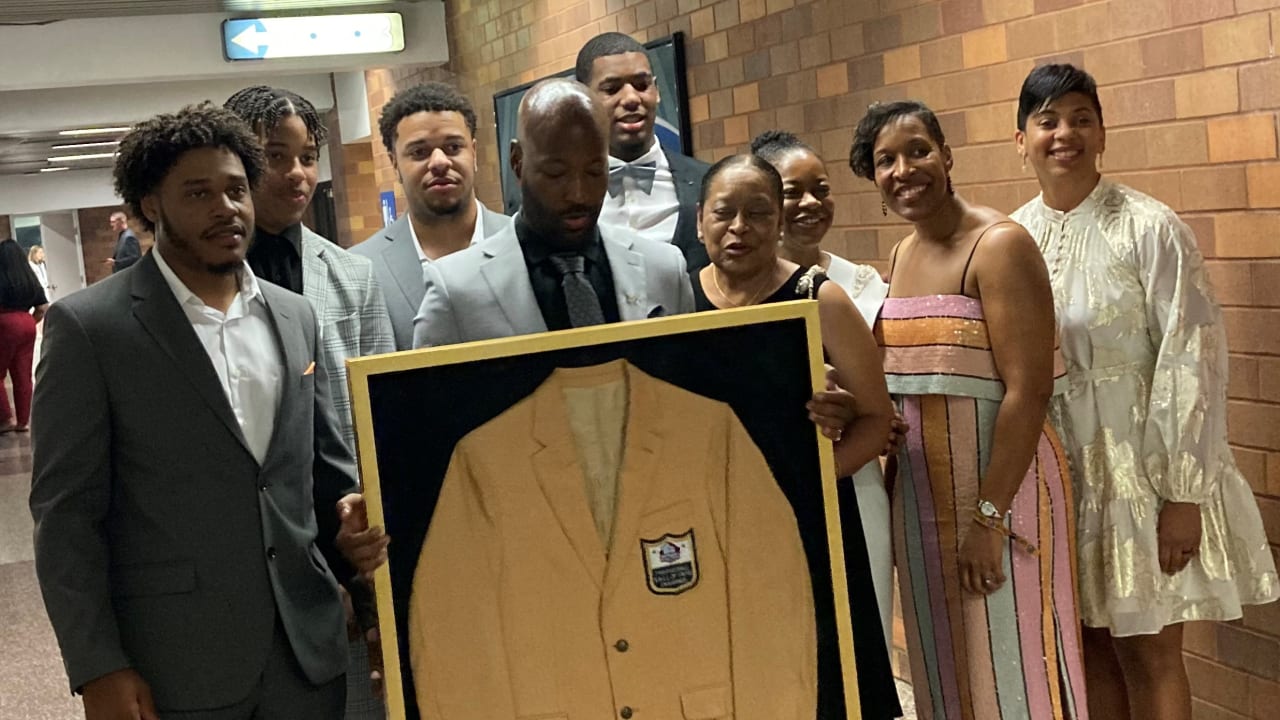Hall of Fame Emotion For Riley Family In Freeze Frame Moment - Vimarsana News