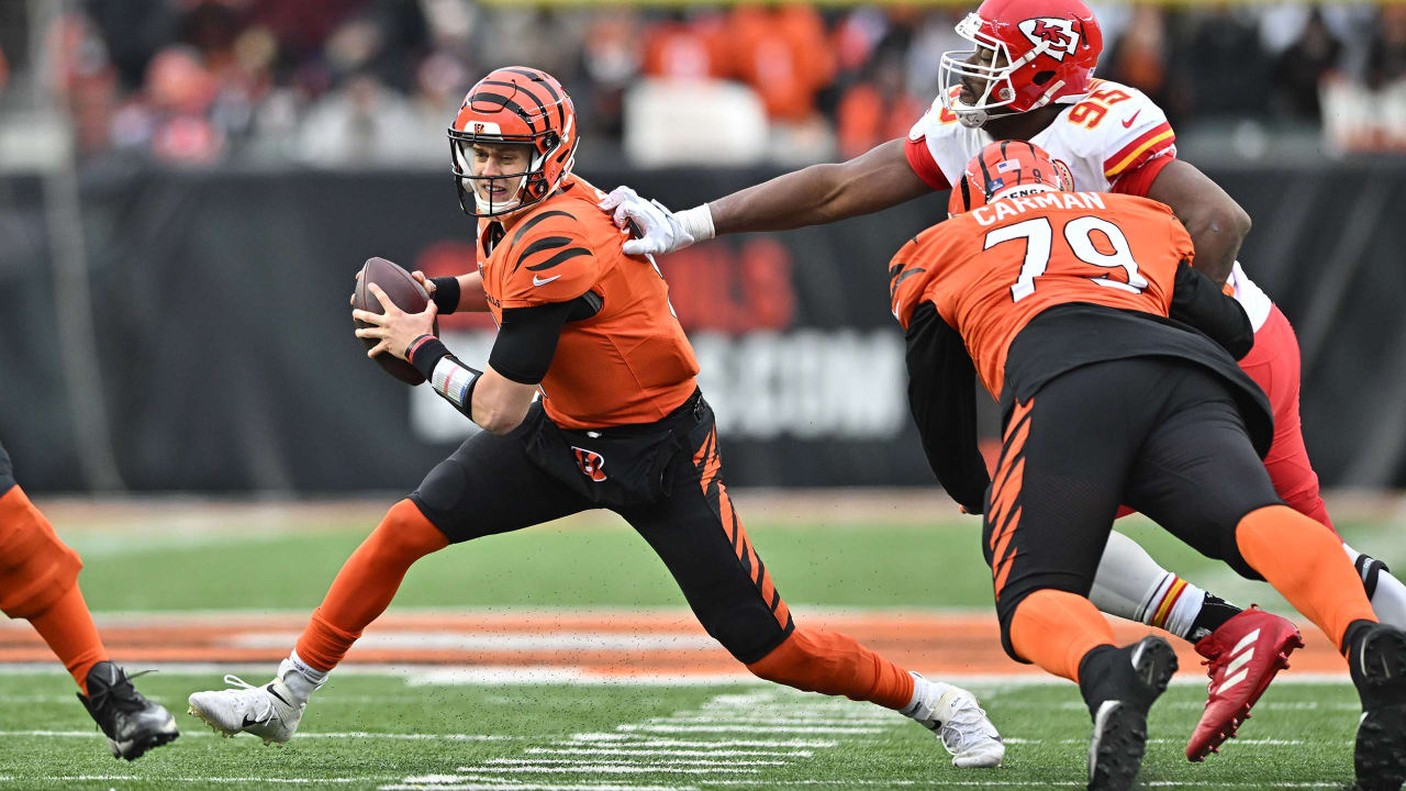 Joe Burrow's name tag comes in handy to avoid sack on 4-yard run