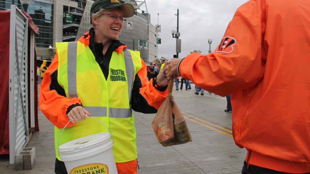 Bengals defensive end Sam Hubbard donated thousands of dollars to  Cincinnati's Freestore Foodbank.