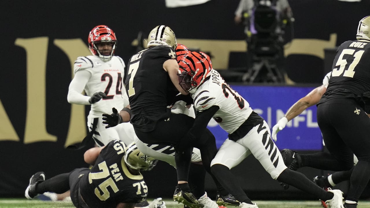 New Orleans Saints cornerback Eli Apple (25) goes through drills