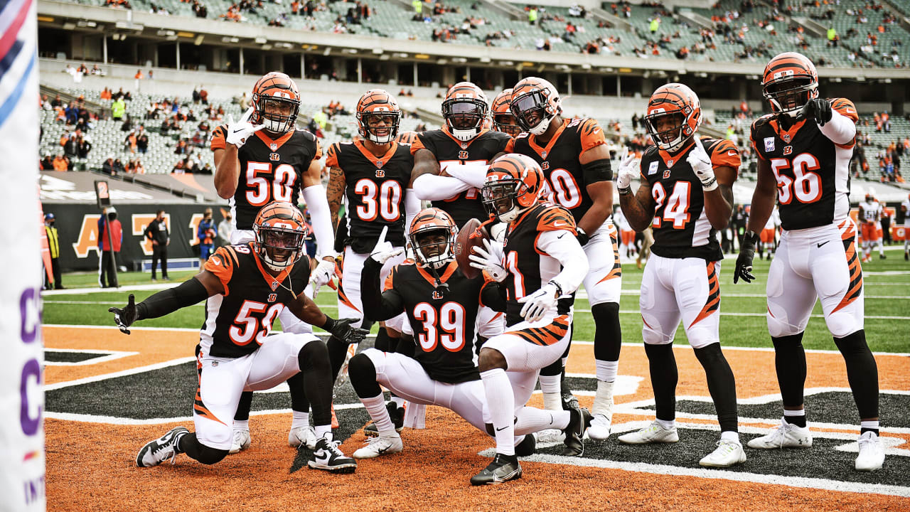 Cincinnati Bengals vs. Cleveland Browns. Fans support on NFL Game.  Silhouette of supporters, big screen with two rivals in background Stock  Photo - Alamy