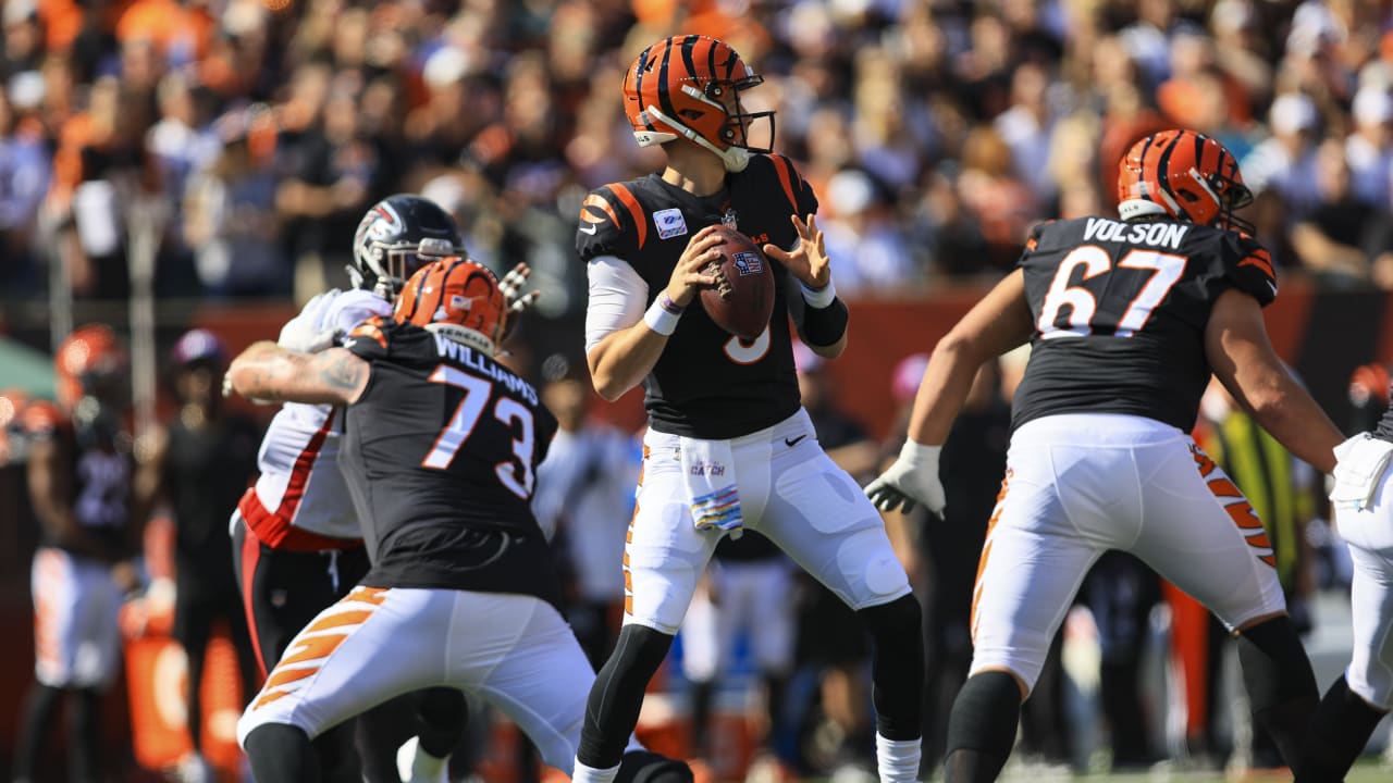 Photo: Bengals Joe Mixon celebrates with Joe Burrow - KYP20221106005 