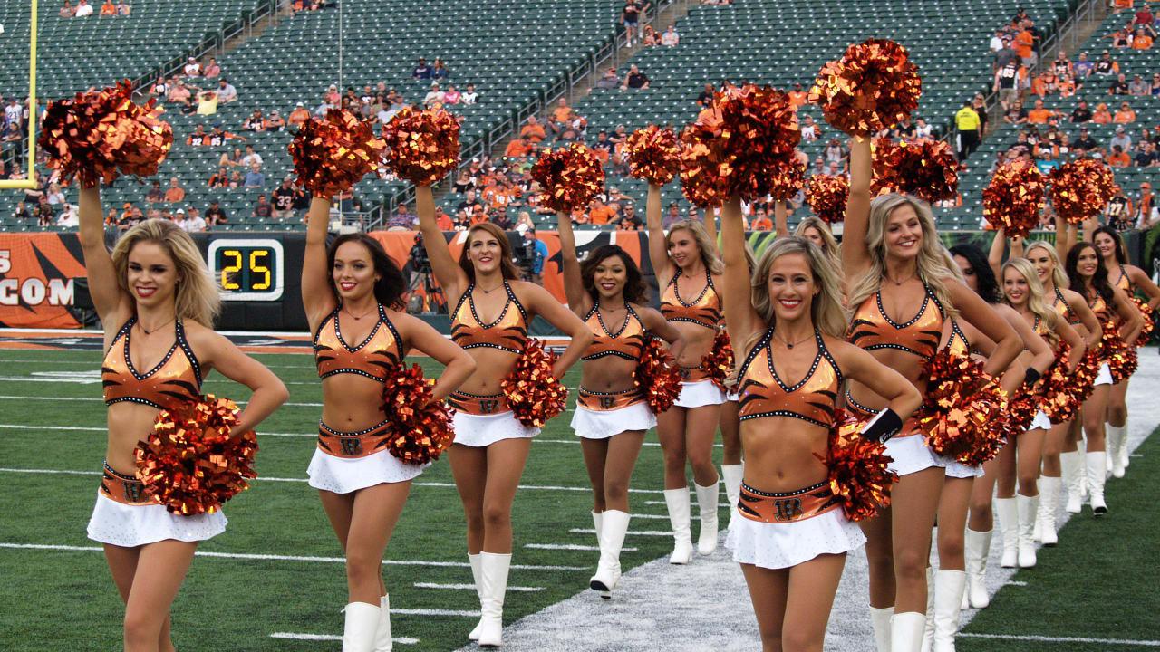 BenGal Cheerleaders Bears at Bengals