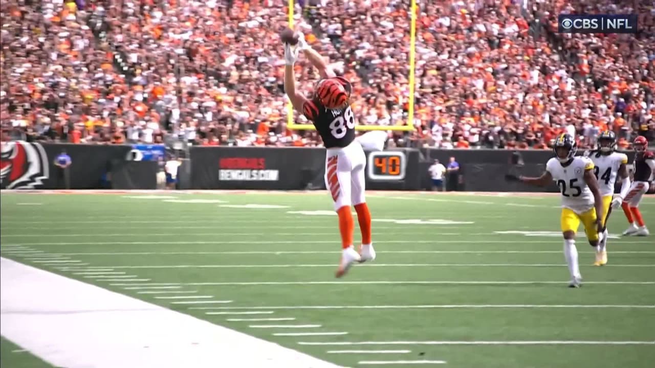 DJ Reader claps at Tyreek Hill after Bengals - Dolphins on Thursday Night  Football - Cincy Jungle