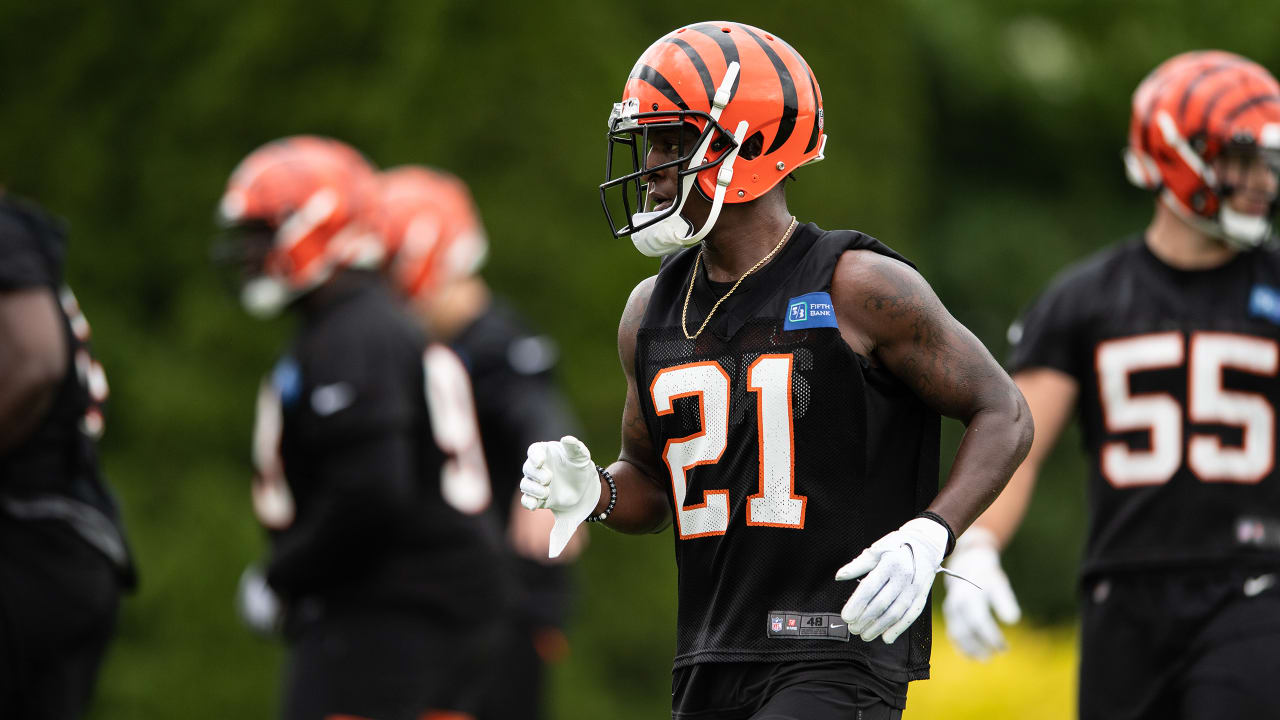 Camp Notebook: Hilton Blitzes Bengals Slot; Moss Posts Up; Two-Minute  Proves Timely