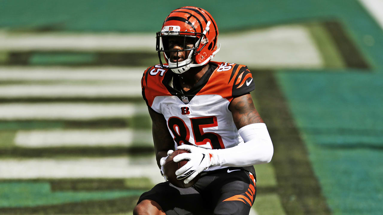 Jalen Mills of the Philadelphia Eagles warms up before the game