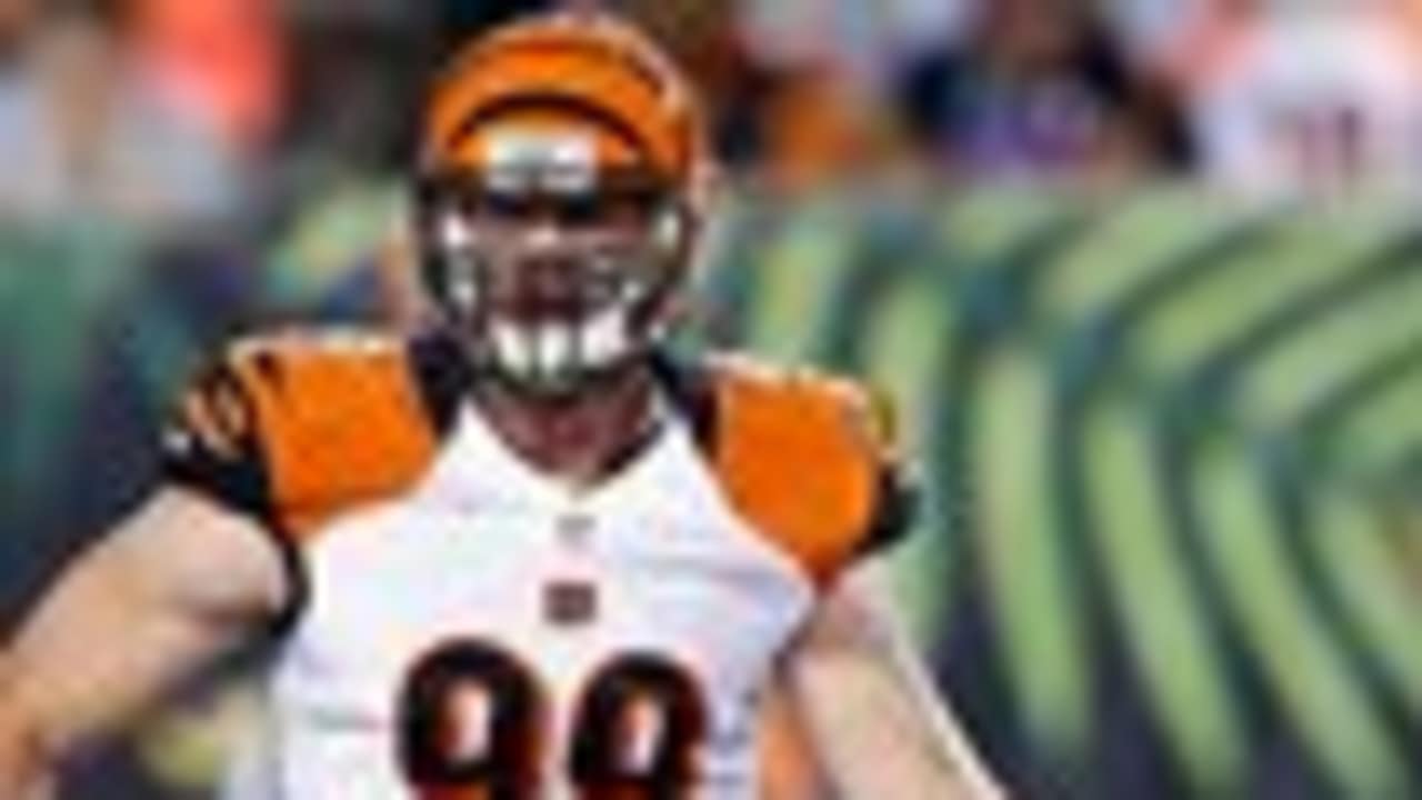 The Chicago Bears sign Estonian Margus Hunt to their practice squad