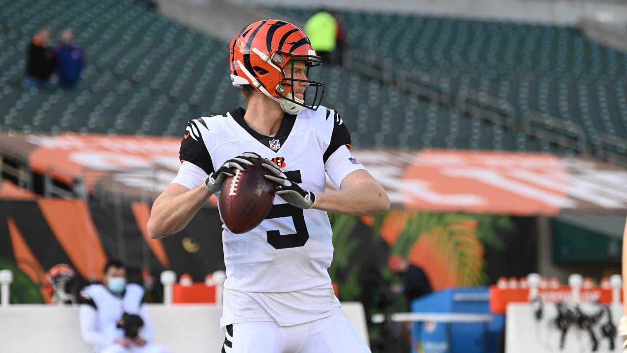 Cincinnati Bengals quarterback Ryan Finley (5) throws a pass during NFL  football training camp, Monday, July 29, 2019, in Cincinnati. (AP  Photo/Bryan Woolston Stock Photo - Alamy