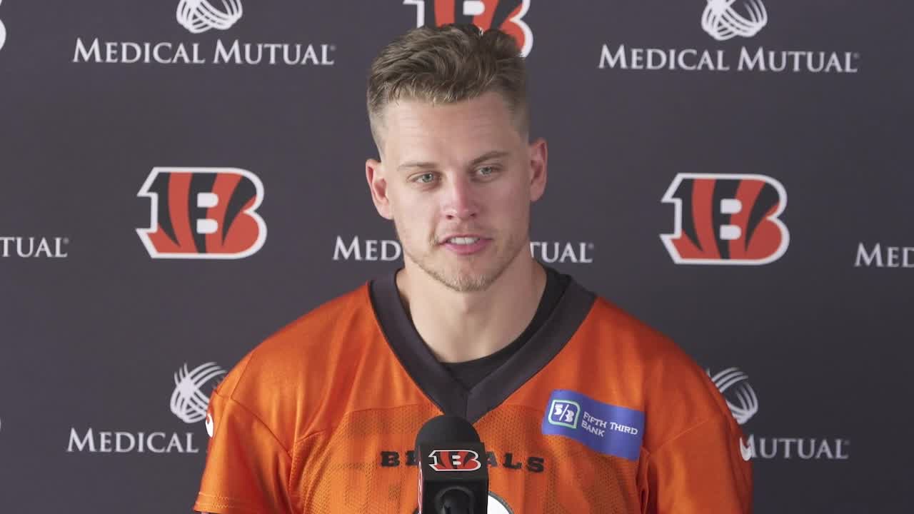 Joe Burrow Super Bowl suit: Bengals QB shows up in metallic striped fit prior  to game - DraftKings Network