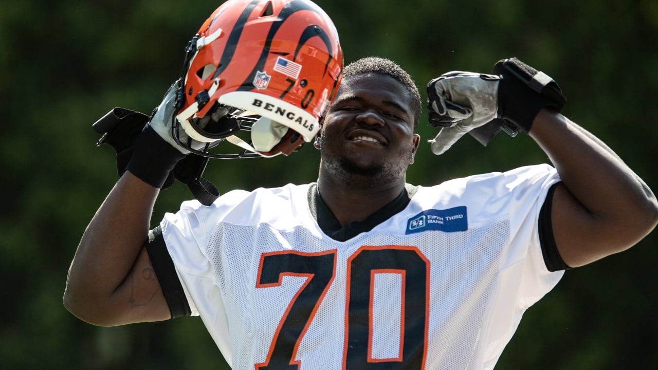 Bengals D'Ante Smith brings an 'it' factor to the offensive line