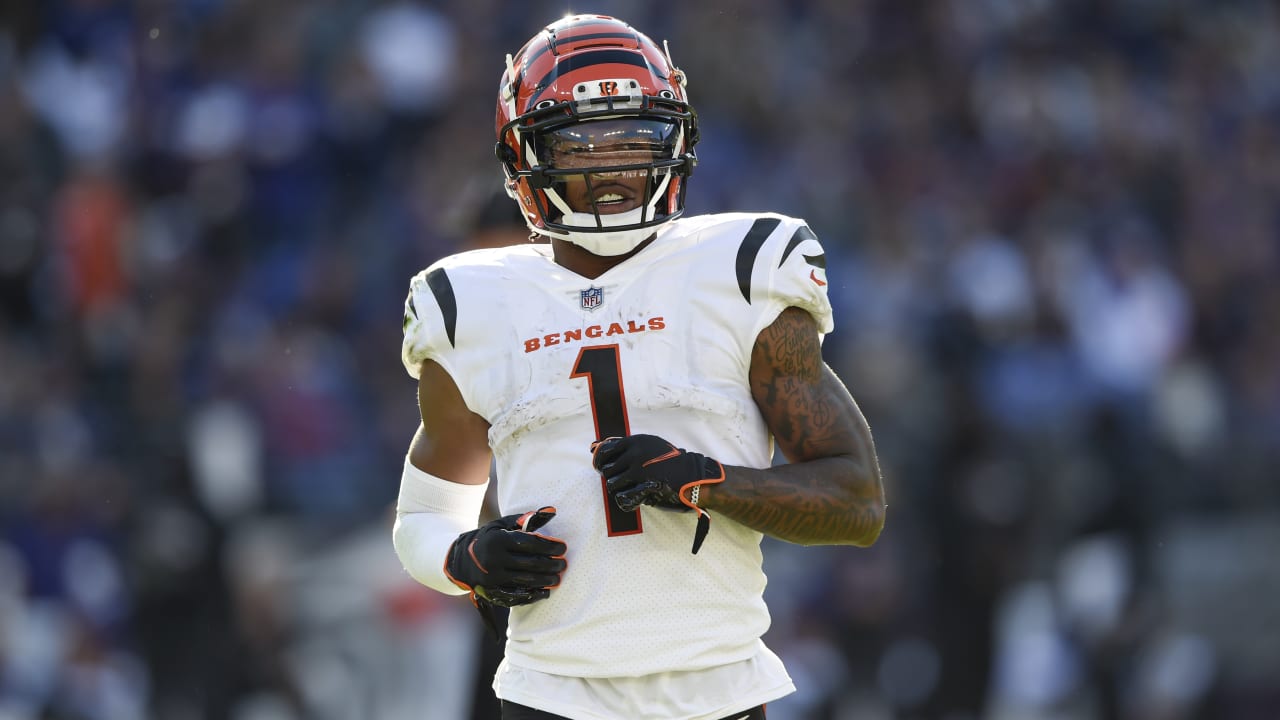 Maryland, USA. 20th Aug, 2021. August 20, 2021: Cincinnati Bengals wide  receiver Ja'Marr Chase (1) warms up before the NFL preseason game between  the Cincinnati Bengals and the Washington Football Team at