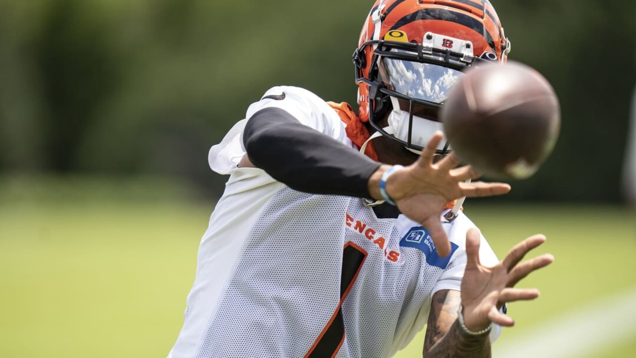 Bengals QB Joe Burrow sports Ja'Marr Chase throwback jersey ahead