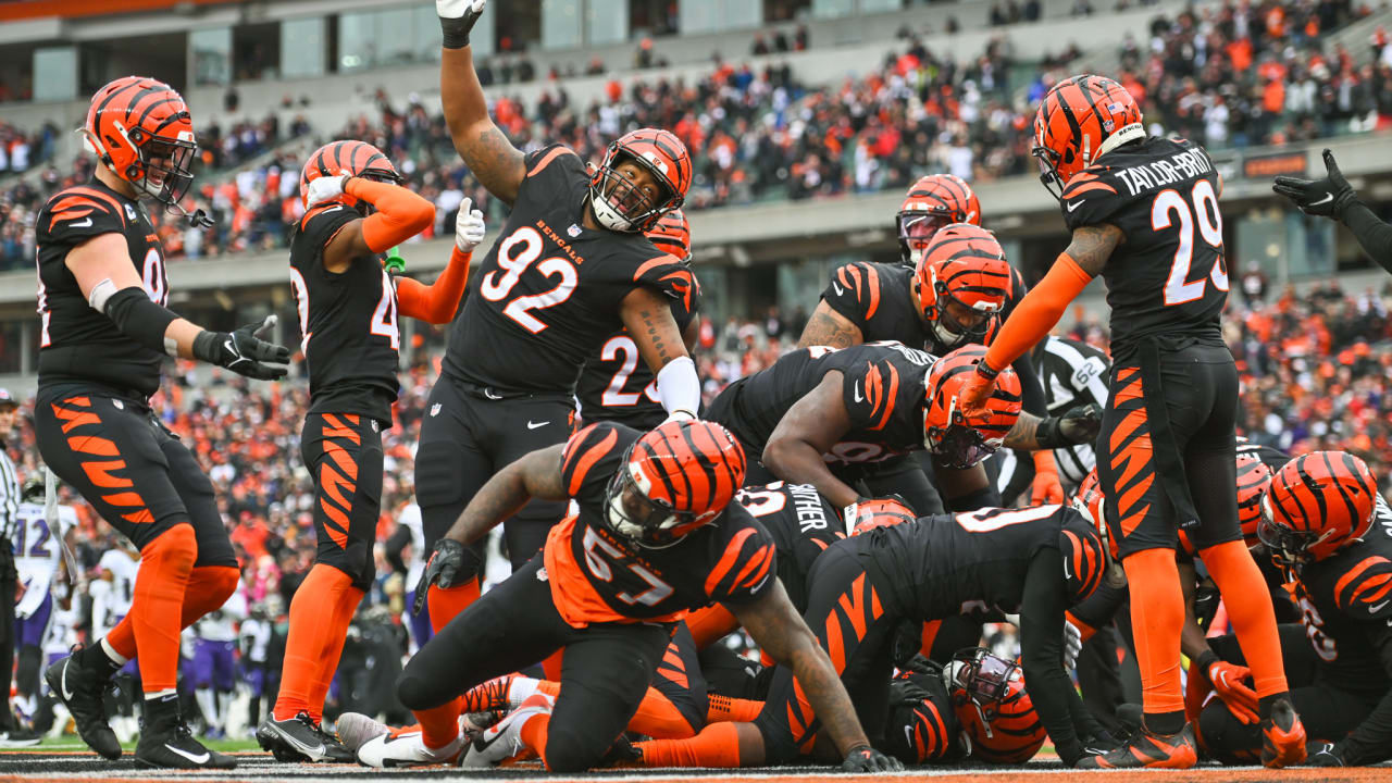 Joe Burrow Smokes Cigar As Bengals Celebrate Winning Division