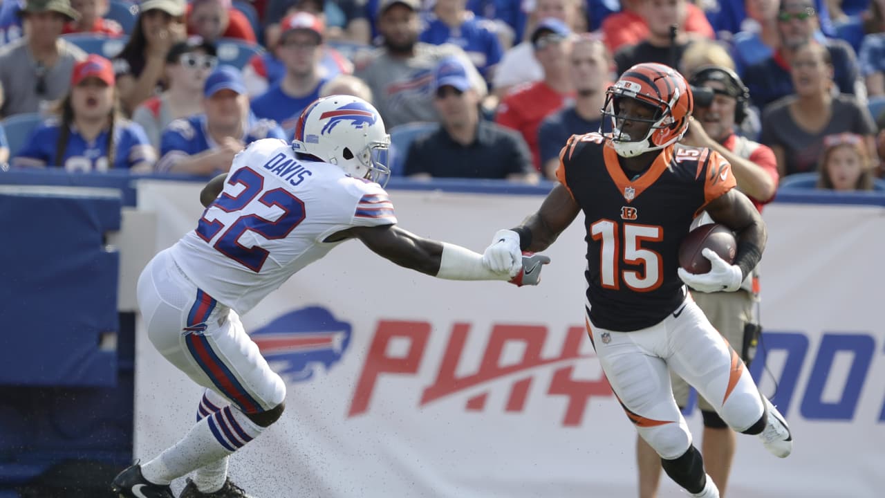 Bengals tight end TYLER EIFERT races down the sideline