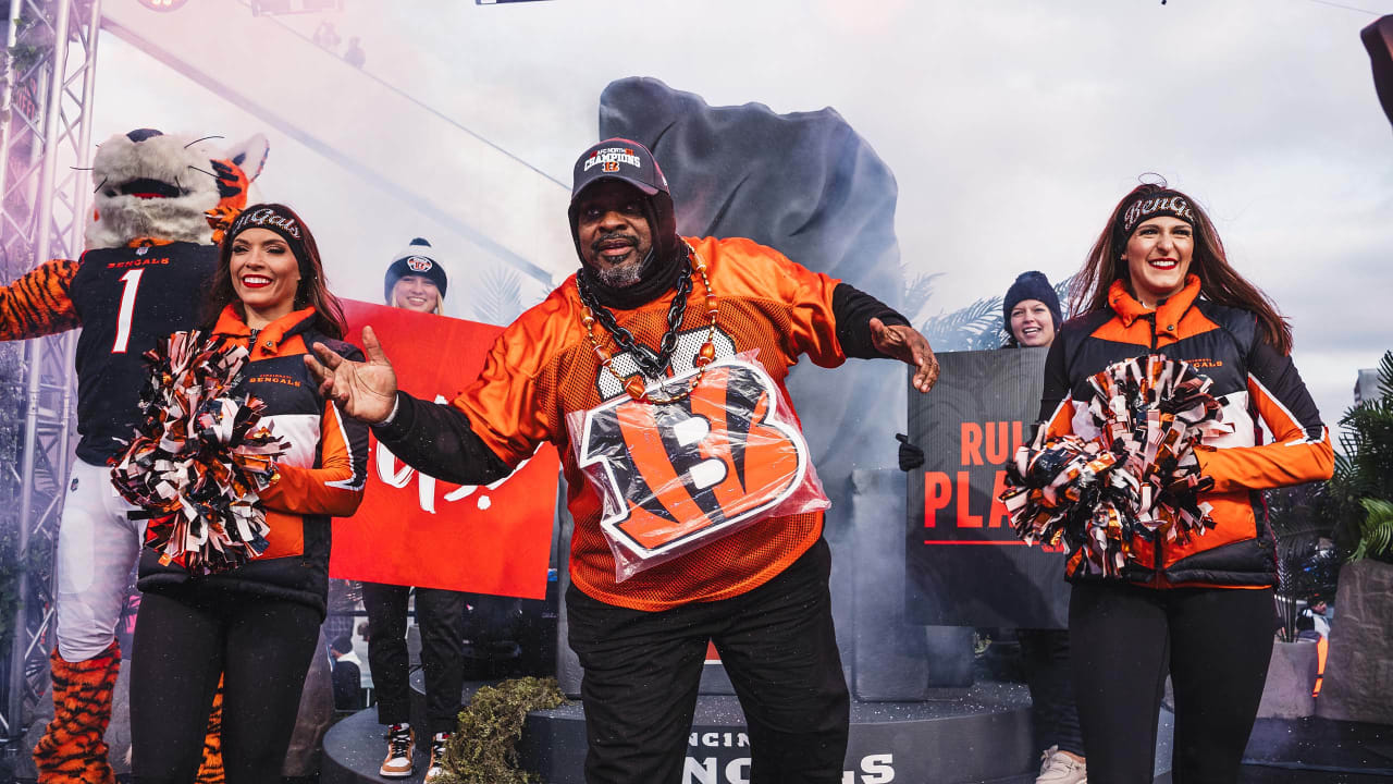 Bengals alumni salute the 2021 team for their playoff win