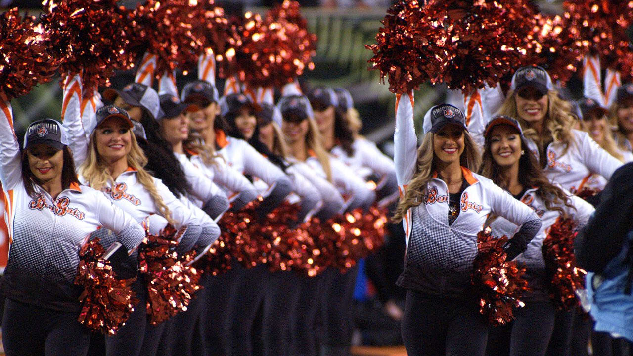 PHOTOS: Cheerleaders Warm Up For Steelers