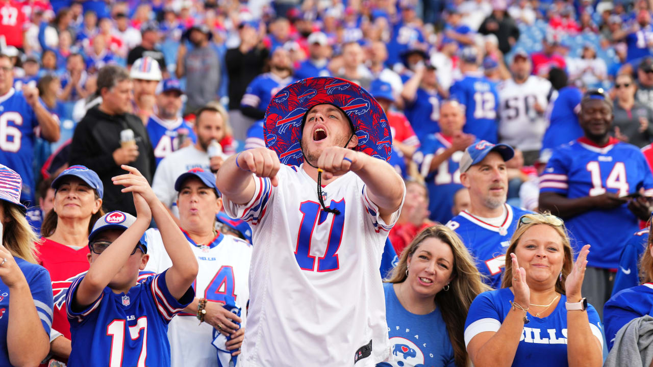 Denver Broncos vs. Buffalo Bills. Fans support on NFL Game. Silhouette of  supporters, big screen with two rivals in background Stock Photo - Alamy