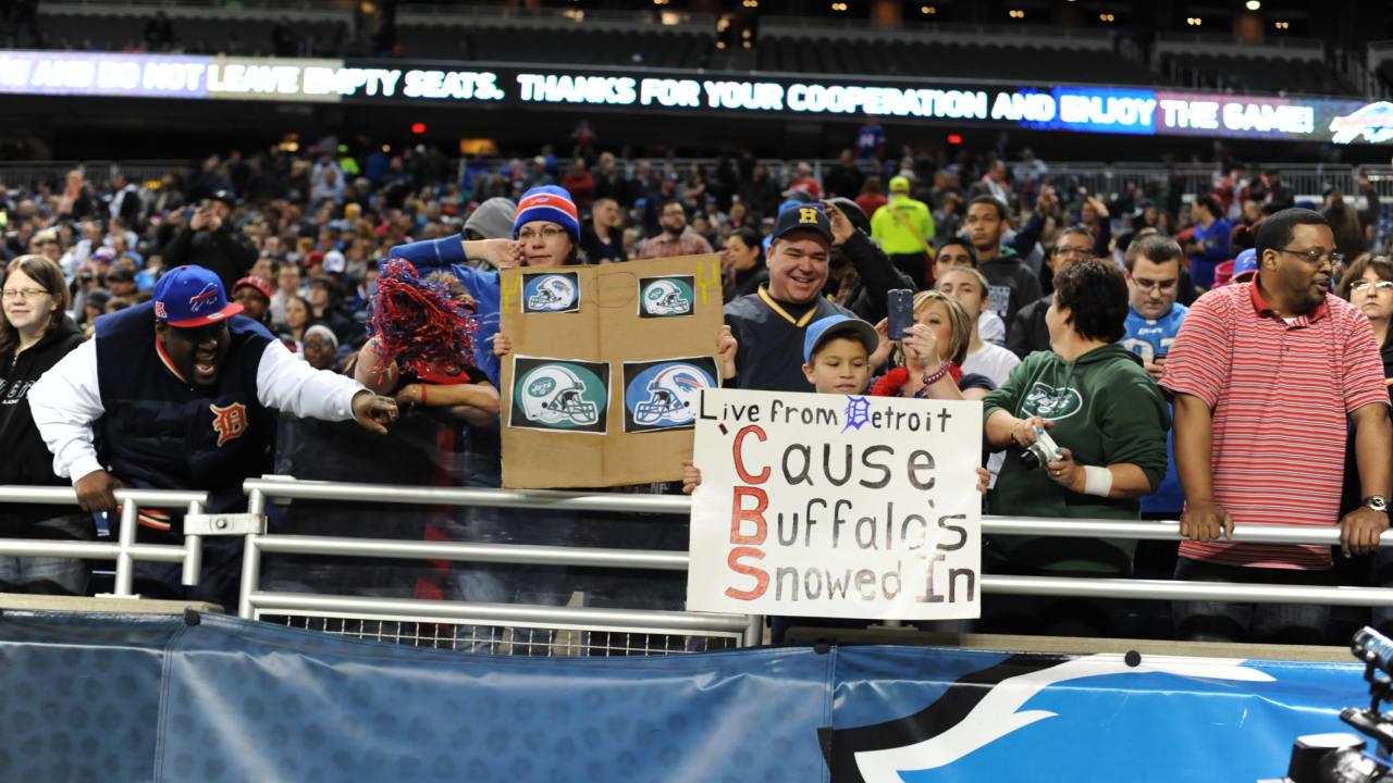 Buffalo Bills and Cleveland Browns fans tailgate in Detroit