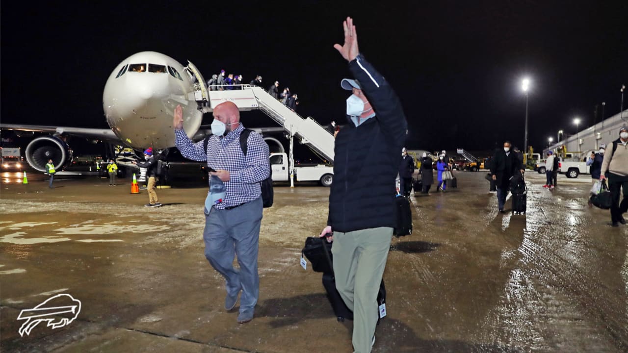 Buffalo Bills fans welcome new signings with wings at airport (video)