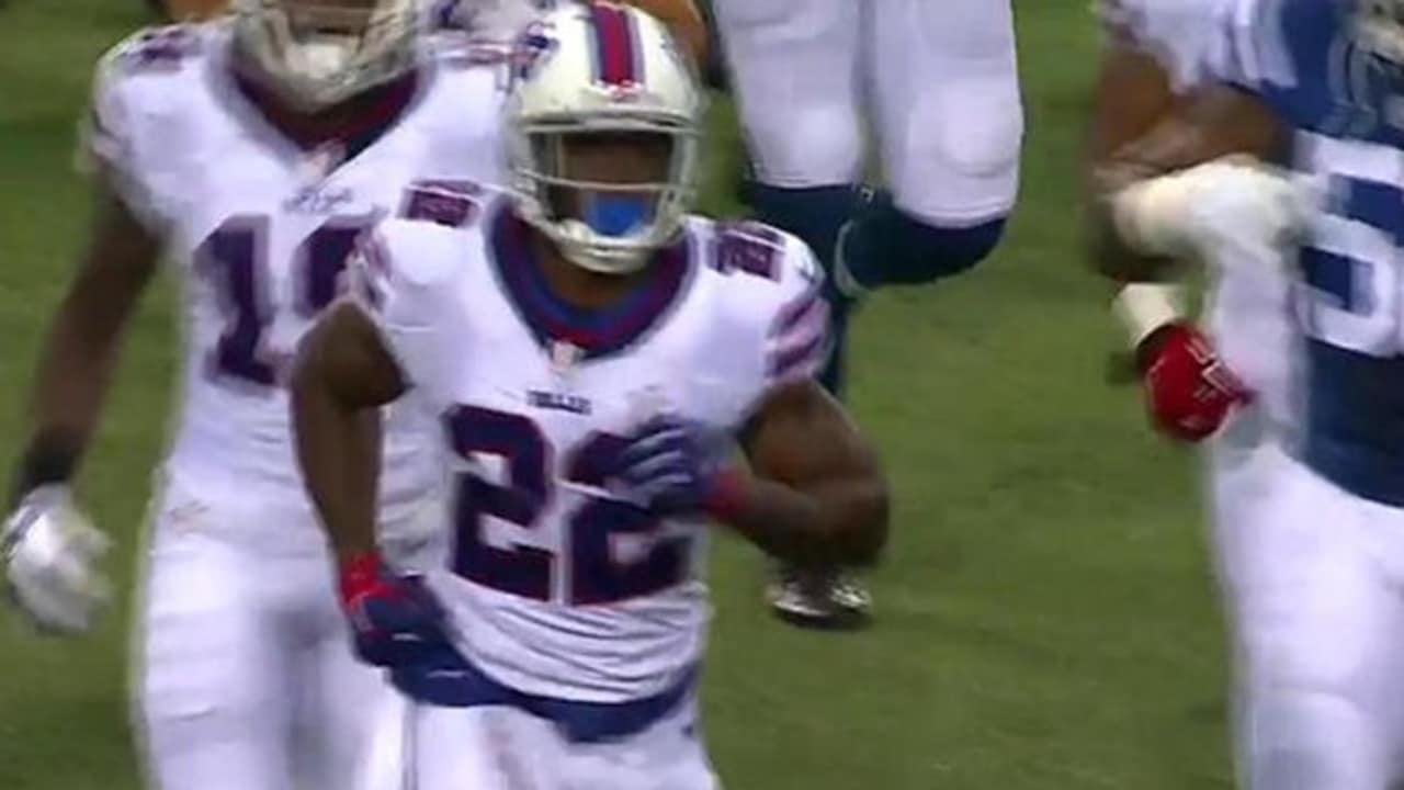 RB Reggie Bush returns punt for 22 yards