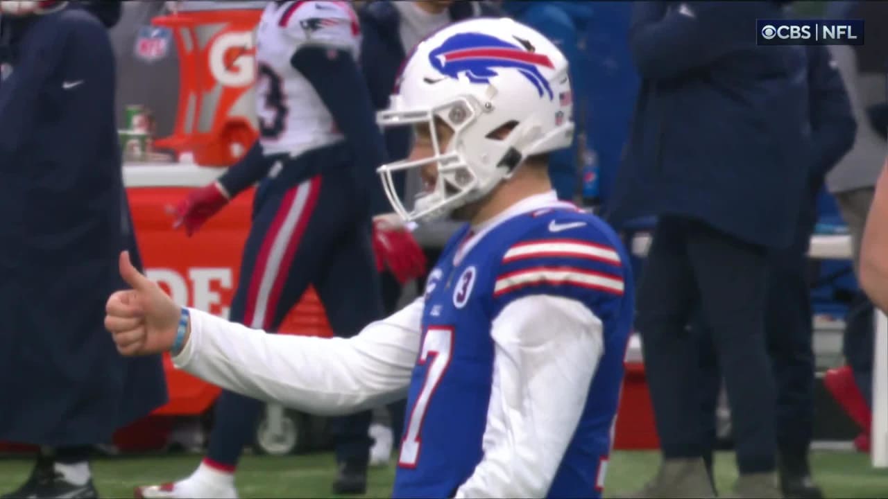 Buffalo Bills wide receiver Khalil Shakir climbs to the top shelf for  20-yard leaping grab