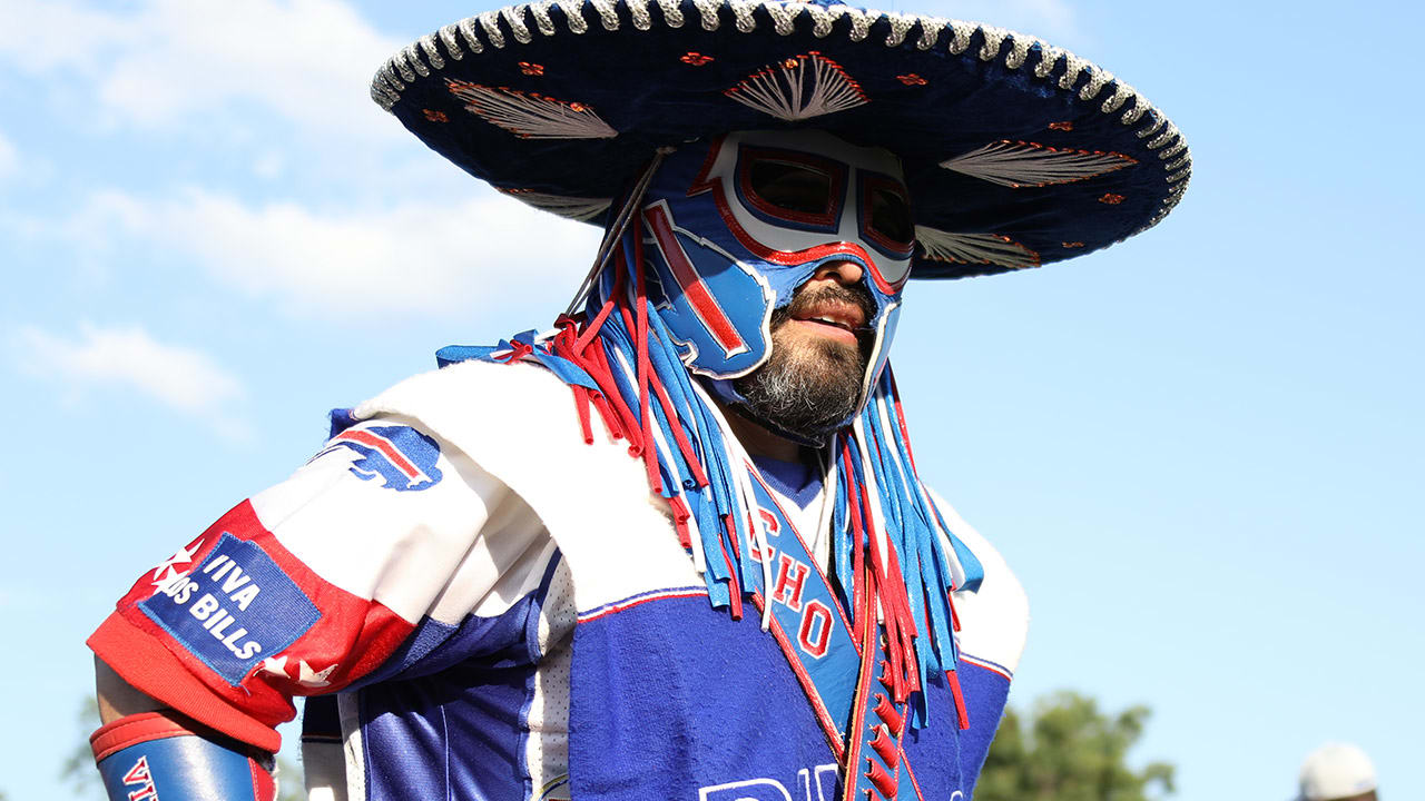 Buffalo Bills' Harrison Phillips honors Pancho Billa with sombrero