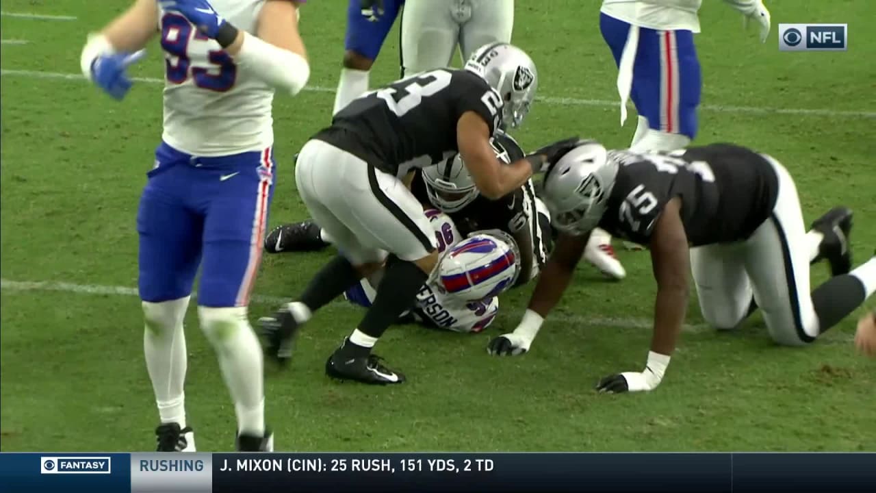 Raiders' Quinton Jefferson appears to pick up scissors on field