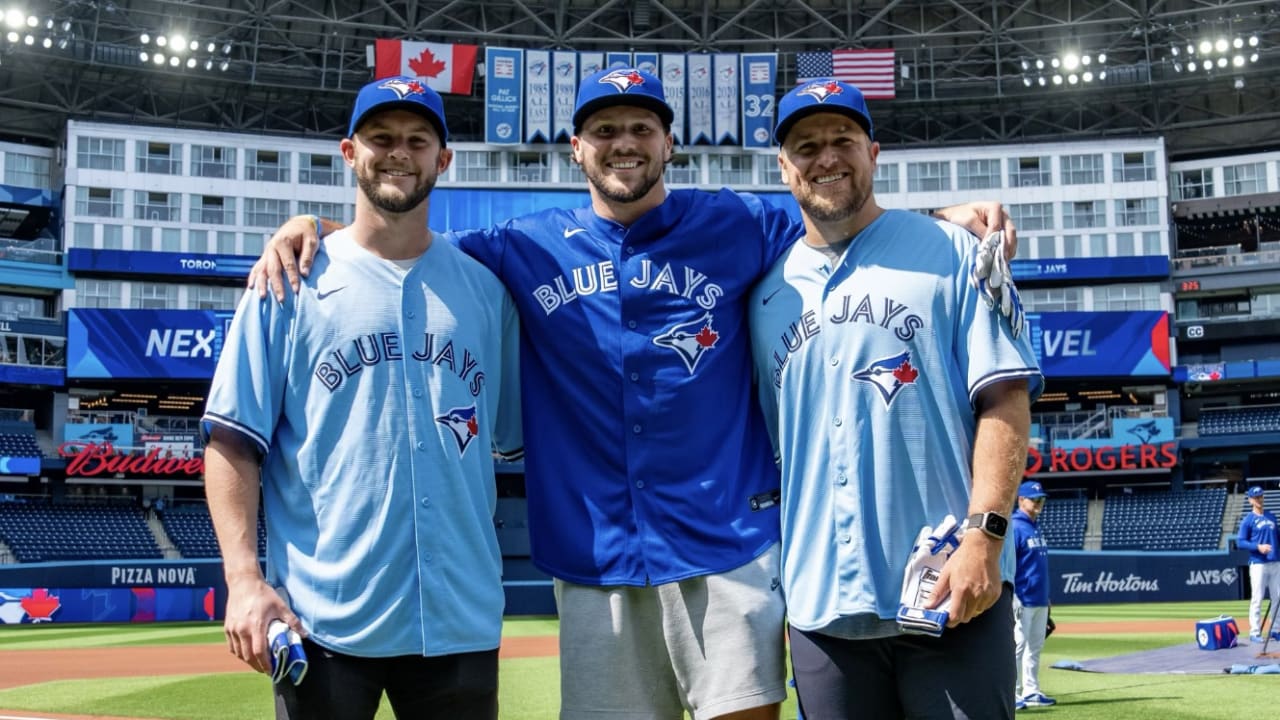 Josh Allen, Bills QBs hit batting practice home runs prior to Blue