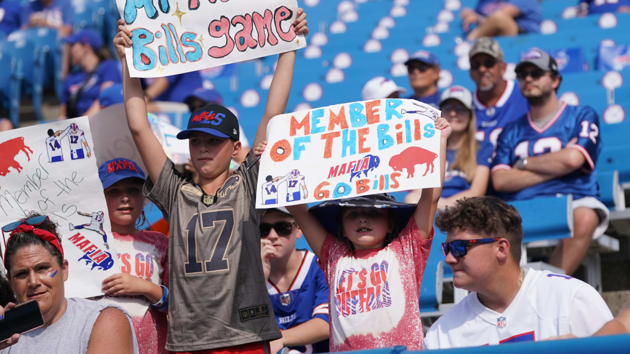 Denver Broncos vs. Buffalo Bills. Fans support on NFL Game. Silhouette of  supporters, big screen with two rivals in background Stock Photo - Alamy