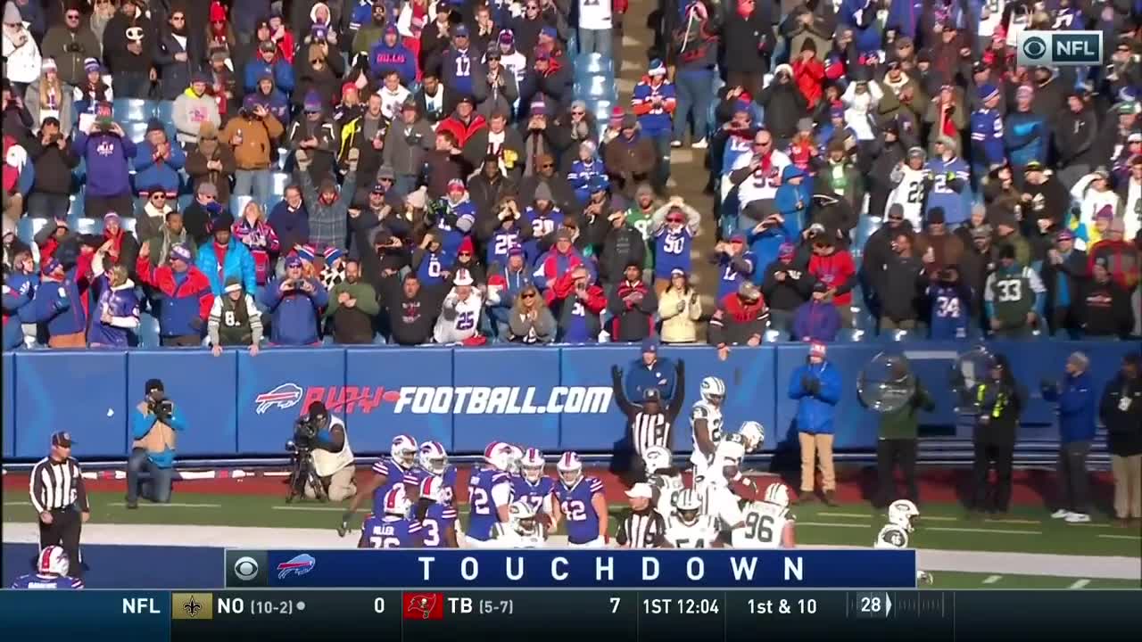 Josh Allen beats pressure for diving TD run