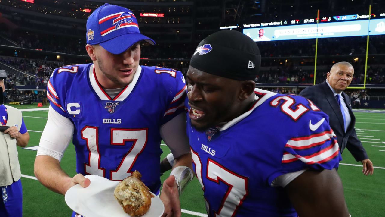 NFL: Buffalo Bills players tuck into turkey on pitch for Thanksgiving