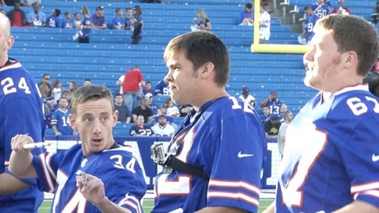 Bills' Dion Dawkins rocks Sabres jersey on game day