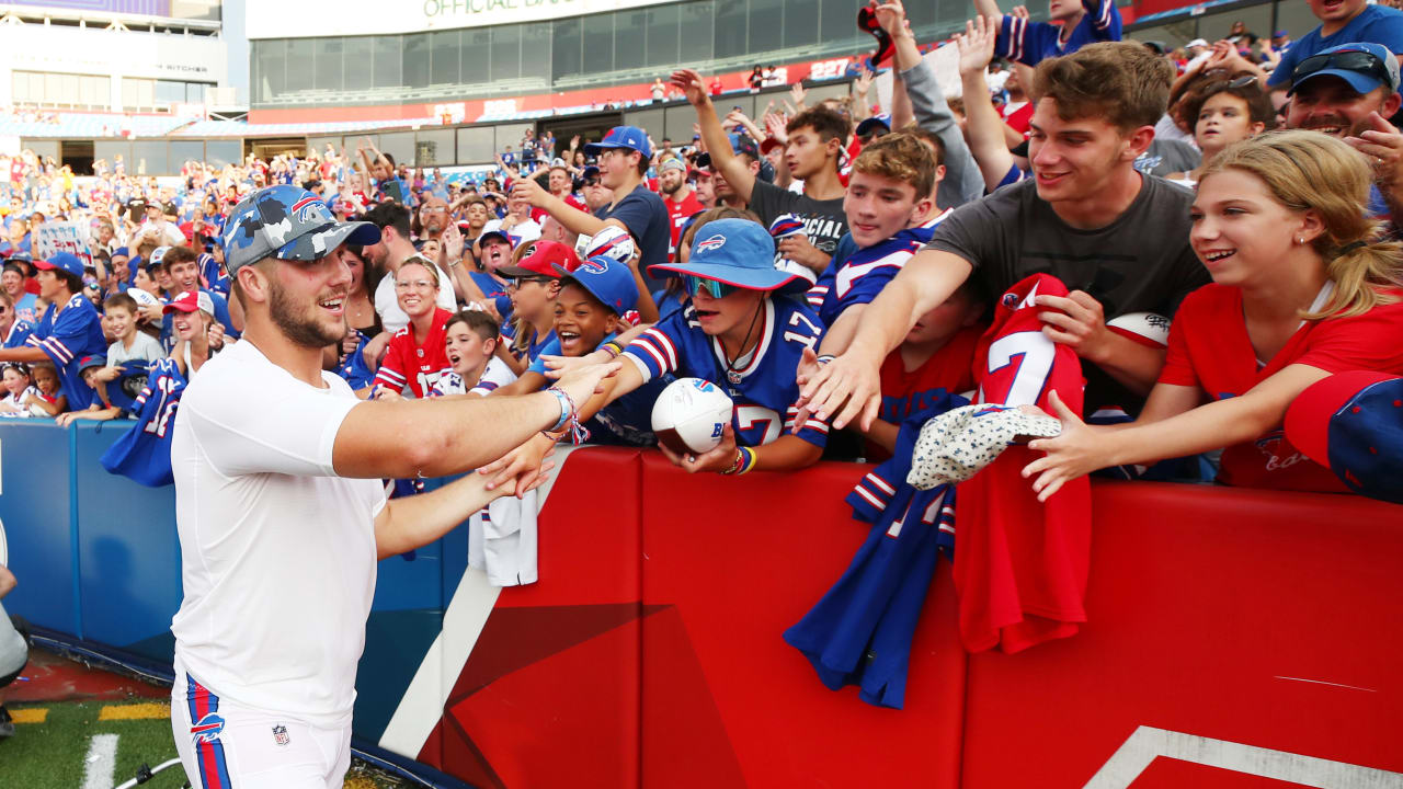 Best photos of Bills players high-fiving, interacting with fans after Return of Blue & Red
